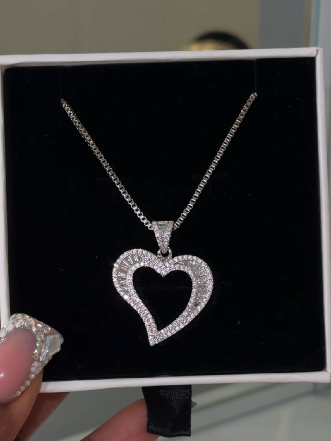 ICY AMOR NECKLACE